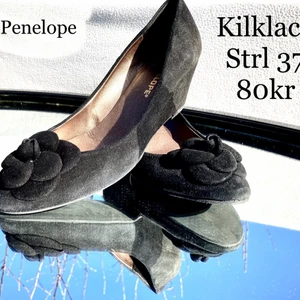 Kilklackspumps strl 37 - Stilrena kilklackspumps med ros.  Strl 37  Rök- och djurfritt hem.   Skickar inom en vecka efter mottagen betalning. 