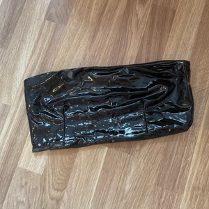 Latextopp Bikbok! Storlek L - Jättesnygg och cool latextopp från bikbok! Aldrig använd, storleken är L men passar även M oxå ! Väldigt snygg till fest. Säljer för 70+ frakt🥰🥰❄️
