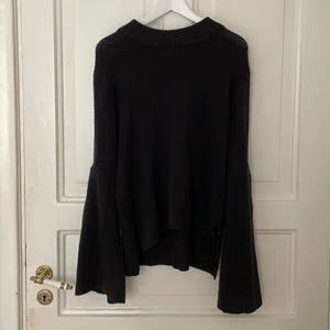 Svart stickad tröja  - Supermysig stickad kofta från GinaTricot. Köpte den runt 2017 och har använt den en del under vintrar. Den är lite längre där bak och ärmarna blir större efter armvecket. Bekväm och varm men inte min stil längre 💗💛