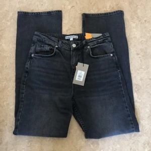 High waist Jeans Svart - Säljer dessa skitsnygga jeans köpta på ullared då de var för små för mig och jag inte kan lämna tillbaka de. Endast provade. Har vanligtvis storlek 38 men dessa var lite små i storleken. Är du intresserad av att köpa så är det bara att skriva till mig ☺️❤️