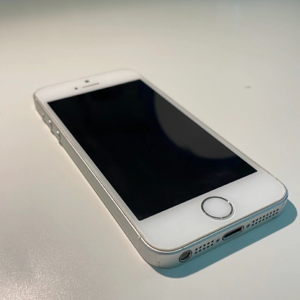 iPhone SE i mkt bra skick som är helt ny tvättad och har ej skyddsglas☺️ Säljer nu för endast 240 kr!🥰. Övrigt.