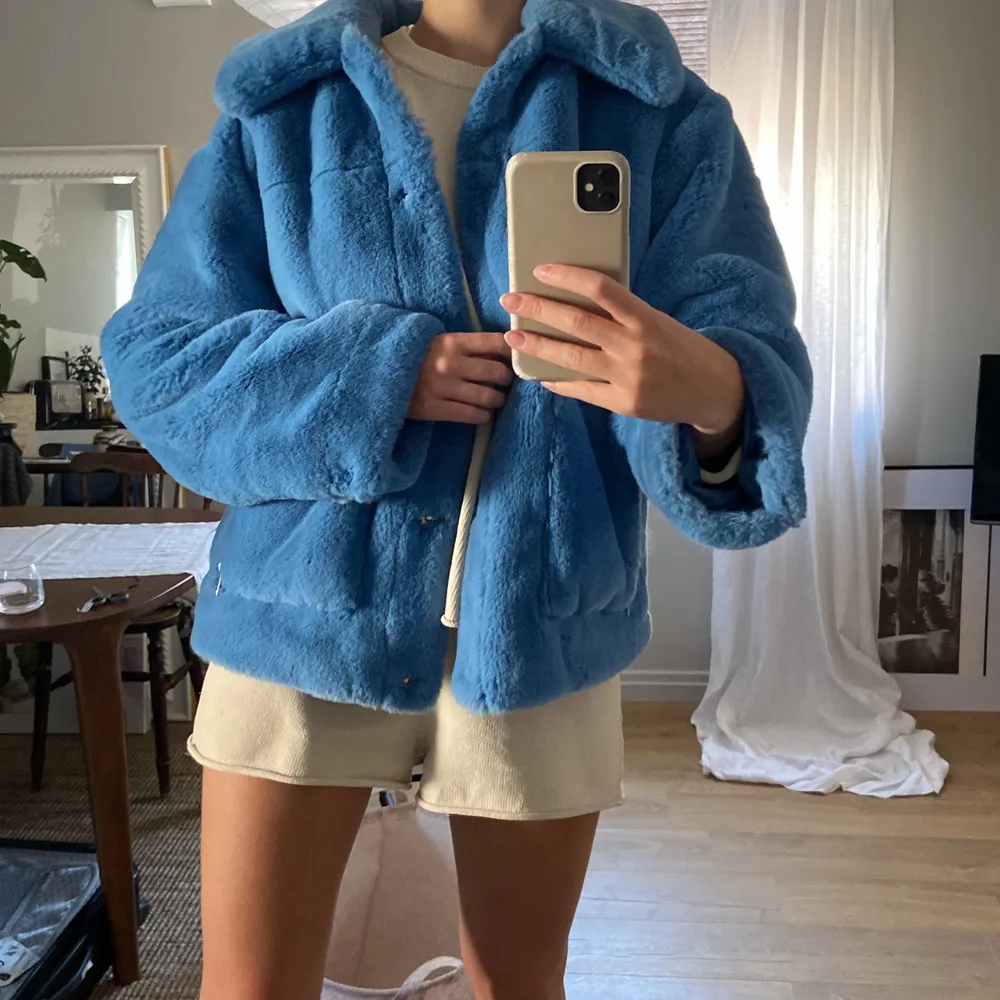 Faux pälsjacka i snygg blå färg från HM! Använd ca 3 ggr så superfint skick. Storlek 34 lite oversized fit. 249 kr💙💙. Jackor.