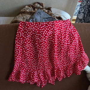 Oanvänd röd kjol  - Storlek small, med dragkedja o skärp  Lätt tyg