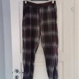 Pyjamasbyxor - Jag säljer mina lila/vinröda pyjamasbyxor som tyvärr inte kommer till användning längre. Skriv till mig om du är intresserad eller har frågor om varan❤️