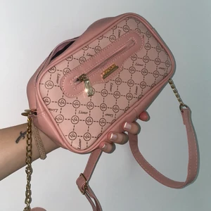 Rosa mönstrig väska med axelband🌸 - Helt oanvänt rosa väska med axelband i bra skick🌸