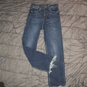 Jeans - Jeans från h&m. Storlek 36 men sitter som 34 i både midja och längd. Frakt tillkommer.