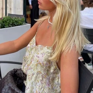 Zara Topp - Säljer detta skit snygga linne i st M men banden var lite långa så dom är uppsydda så den passar mig som har S , säljer ej för 150kr utan de är budgivning!!!!!KÖP DIREKT för 300