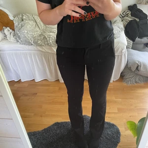Svarta lågmidjade kostymbyxor - Svarta lågmidjade kostymbyxor från ellos som är köpta på second hand. Nästintill aldrig använda då de är för stora för mig. Står att de är storlek 40 men passar en storlek 38. Säljer för 50kr men köparen får stå för frakten själv.😁 Tar endast swish.💞