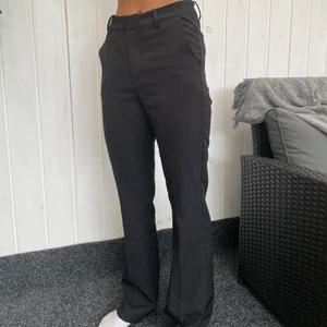 Kostymbyxor Bik Bok - Säljer dessa svarta kostymbyxor från Bik Bok strl 34 köpta i vintras. Byxorna är använda max 3 gånger. Passar mig bra i längden som är ca167. Är flera intresserade så startar jag budgivning. Köparen står för frakten💞