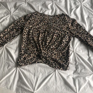 Tröja 134/140 - En långärmad tröja i leopad mönster! Fint skick!