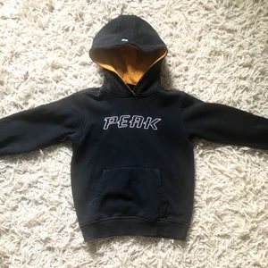 Hoodie  - Nice hoodie från peak performance i bra skick, skriv för fler bilder eller om du har några frågor🥰