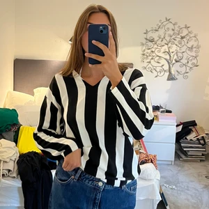 Randig tröja - Cool randig tröja från Zara! Knappt använd. 