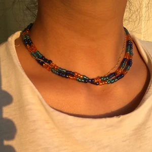 Pärlhalsband  - Superfin pärlhalsband som inte kommer till användning. Väldigt lång så man kan göra dubbel och ha som en kortare halsband. Frakt tillkommer. Skriv vid frågor ❤️❤️