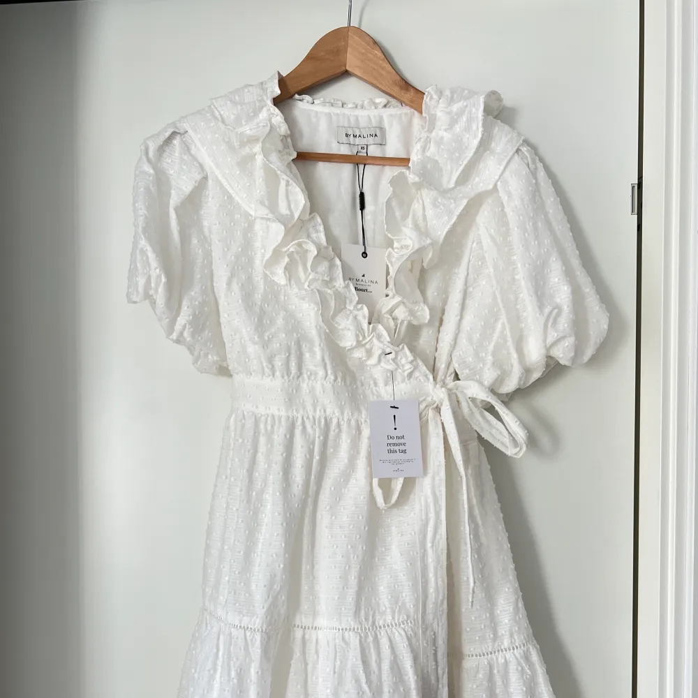 Helt oanvänd klänning från By Malina med prislappar kvar, köpt för 1999kr. Strl XS men mer som S, samt justerbart snöre i midjan. . Klänningar.
