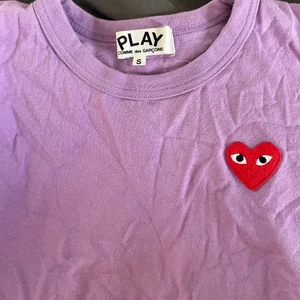 COMME DES GARÇONS - Säljer denna comme des garçons tröja som använt jag andvänt nån kom, ganska liten i storlek, pris kan diskuteras 