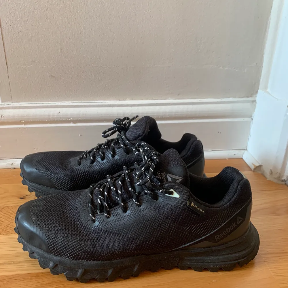 SAWCUT 7.0 GTX	REEBOK Storlek 39, använda 2 gånger. Bra vandringsskor med goretex. Nypris 899 kr. Köparen står för frakten, kan även mötas upp. Skor.