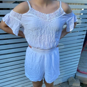 ’Amisu’, strl 36 (NY!) - Vit byxdress med spetsdetaljer. 100% viscose. Faller fint, sitter bra. Köptes sommaren -22, men glömdes bort. Tags kvar med ord. pris: 189:- 