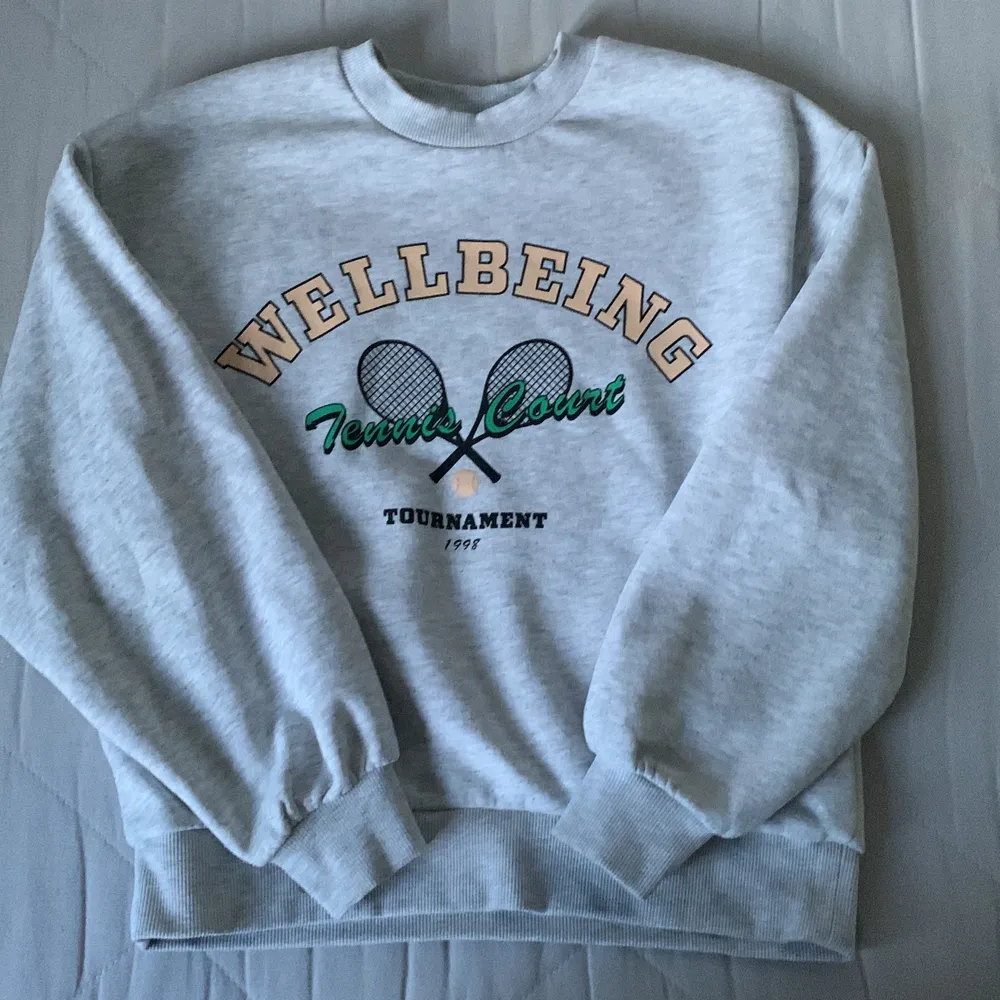 Säljer denna mysiga sweatshirt från Gina då den inte kommer till användning längre. Den är använd men i mycket gott skick. Storlek XXS men passar även XS beroende på hur oversized man vill att den ska sitta💕. Hoodies.