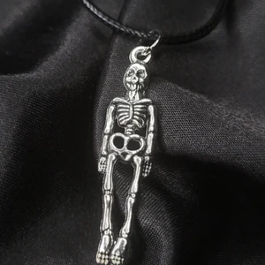Skelett Halsband! ☠ - Egengjort halsband med skelett berlock! 45cm långt, går att spänna kortare. Rostfritt! Finns även matchande örhängen! Perfekt present till både pojkvän eller flickvän! ♡