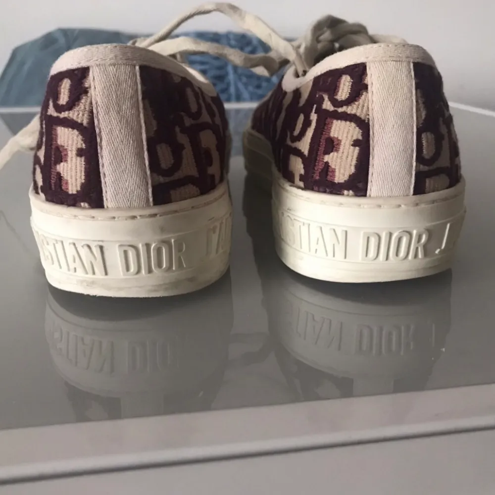 (TRYCK INTE PÅ KÖP NU) Tänkte förmodligen sälja mina dior sneakers vid bra bud, de är i bra skick och dustbag medföljer. Skulle tro att de passar någon som har 38 också. ❤️ bud: 4200kr. Skor.