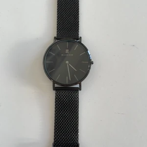 Accessoar - klocka - black oak klocka, nypris ca 600-700 kr nyskick