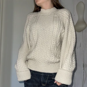 Stickad tröja  - Säljer min mysiga stickade tröja. Kommer inte till användning. Nypris: 550kr. Köparen står för frakten :)