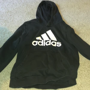 svart Hoodie  - Säljer på grund av att jag inte använder den 