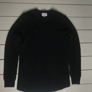 HM tröja - Storlek M Material: 70% acrylic, 30% ull.  Stretchig tröja, slim passform. 
