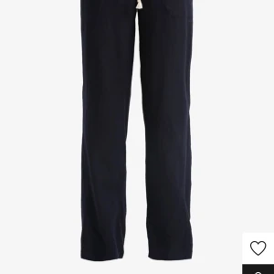 Roxy linnebyxor  - Säljer mina linnebyxor då jag inte använder dom. Jag köpte dom i somras från zalando för 600kr dom är använda fåtal gånger. (Tryck inte på köp direkt) dom ser helt oanvända ut. Lånad bild💕