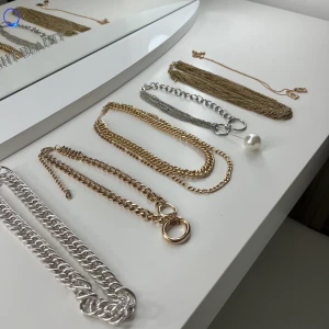 Halsband - 1: 40 kr 2: 40 kr 3: 50 kr 4: 80 kr  5: 40 kr 6: 30 kr