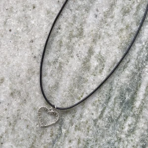 Halsband - Superfint men har för många liknande. Möts upp i Stockholm eller skickar mot fraktkostnad (13 kr med frimärke) <3