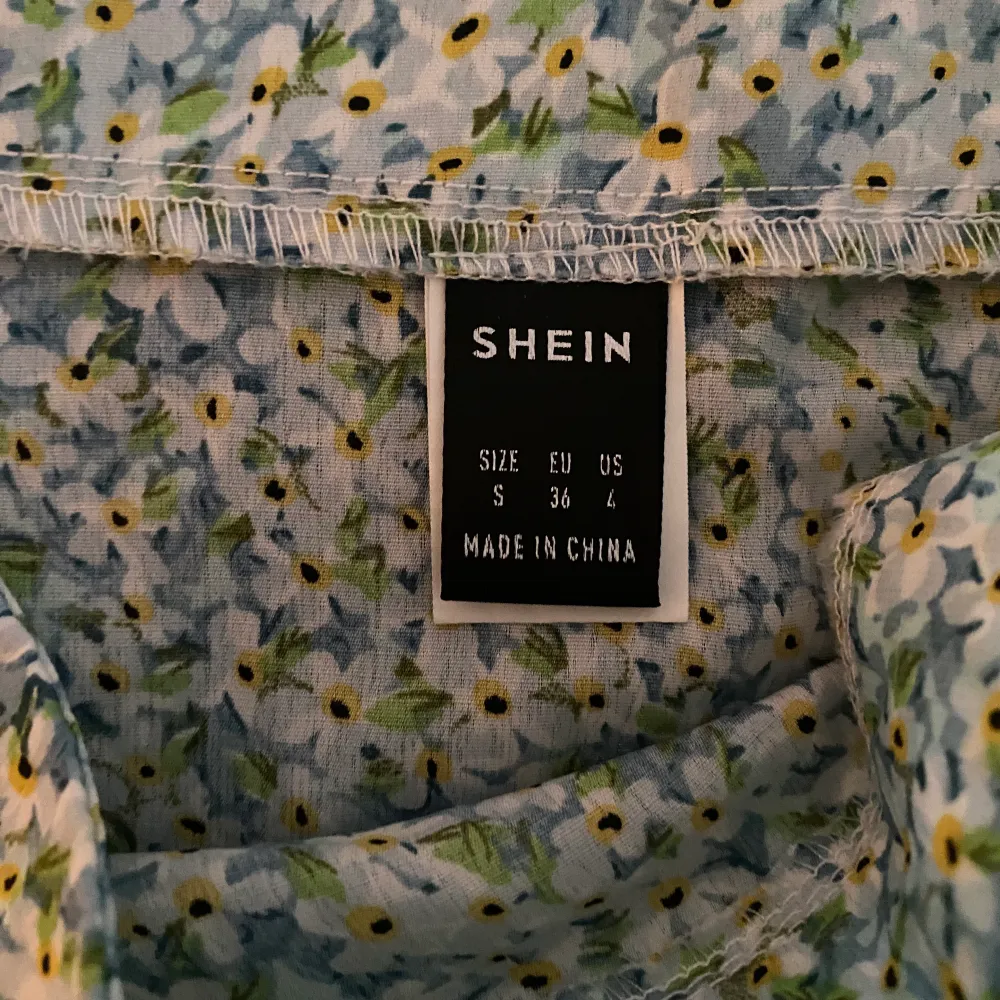 Blommönstrad tajt kjol från Shein i storlek S/36. Ingen stretch men superfin passform. Endast provad 1 gång, så nyskick. Köparen står för frakt🌻. Kjolar.