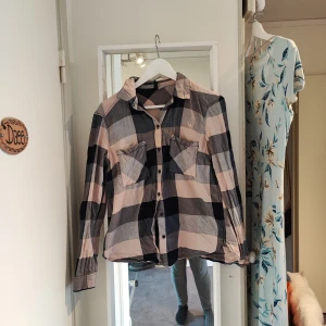 Skjorta strl 38 - Finns skick, använd max 5 gånger 