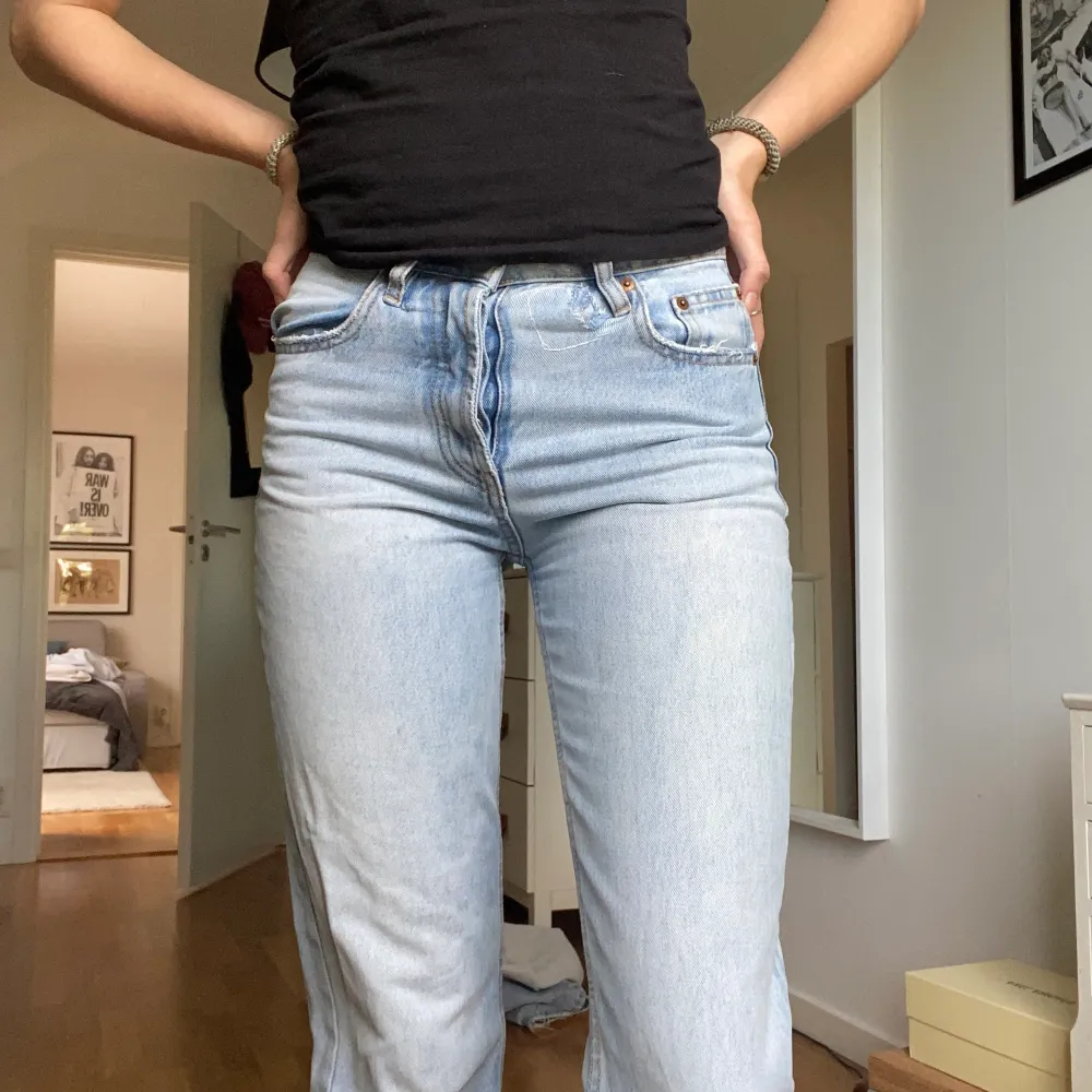 Ett pas zara jeans! Jättefina men ett litet hål mellan deagkedjan och fickan som jag har sytt igen, syns inte så mycket. 💕. Jeans & Byxor.