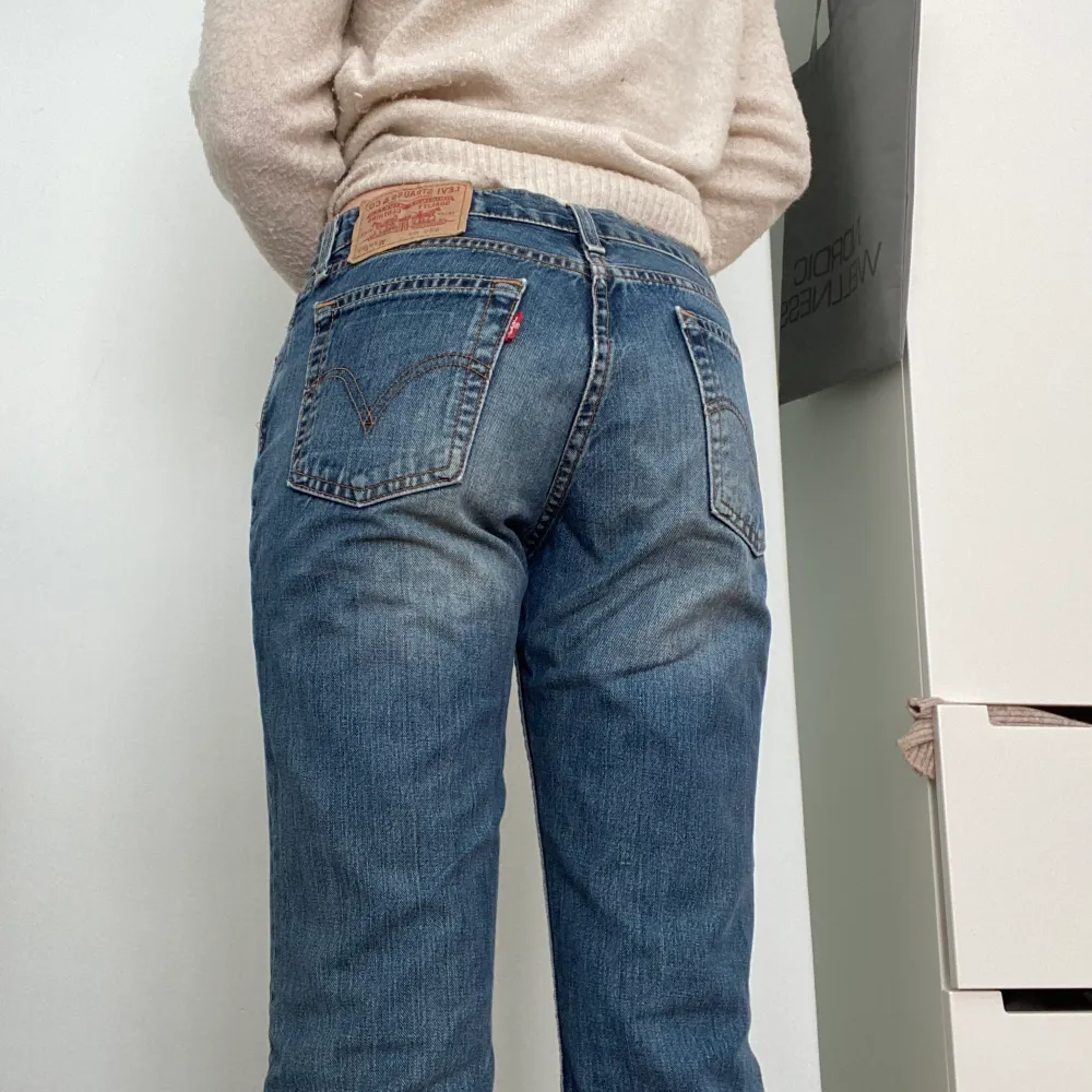 Levis jeans i storlek W29 L30! Säljer då de är för korta för mig som är 166cm, de går ner lite under ankeln. Så jag rekommenderar dessa till de som är 163cm eller mindre. Skriv till mig för fler bilder (fick inte plats med fler nämligen ☺️).. Jeans & Byxor.