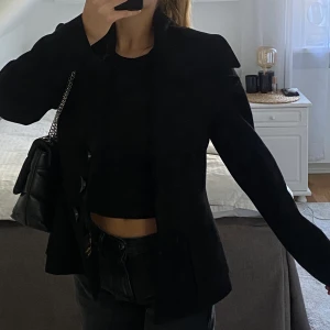 Kappa  - Säljer nu denna kappa/jacka då den inte kommer till användning. Jag har använt den ca en säsong men den är köpt second hand. Jackan är i bra skick! 🌟 KÖPAREN STÅR FÖR FRAKTEN! 🌟