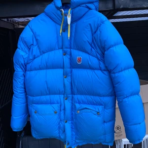 Fjällräven expedition down - ❗️Vill bli av med snabbt så tar bud❗️ Säljer nu min asschyssta Fjällräven expedition Down i storlek S då jag köpt en annan vinterjacka. Nypris 9000kr, Finns lite flaws på den, skriv privat för fler bilder och info. Pris går att diskutera mvh 