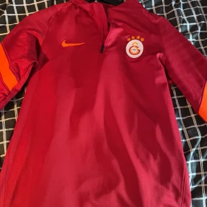 Galatasaray tröja  - En galatasaray tröja i riktigt bra skick. Köpt på unisport, storlek M.