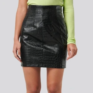 Skinnkjol - Fett snygg skinnkjol med orm-mönster, använd fåtal gånger. 