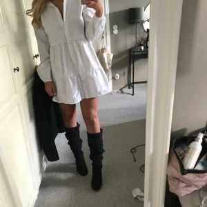 Svarta boots / stövlar klackar - Så snygga stövlar i mocka material! Kan dras upp längre om man vill! Bekväma att gå i! Perfekta festskon nu i höst! Köparen står för frakt! Köp direkt för 400 inkl frakt ❤️❤️