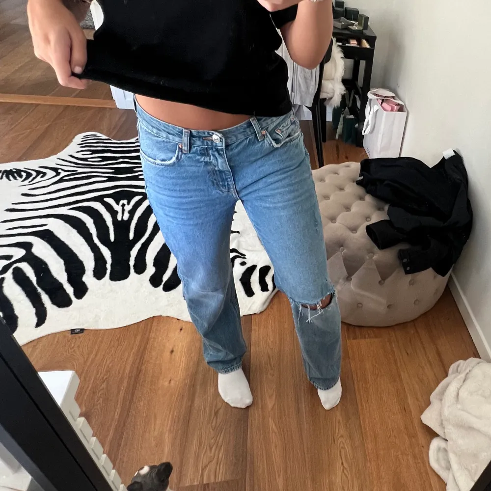 Säljer mina assnygga mid waist/low waist jeans! Slutsålda, egengjort hål på knät❣️ Sååå himla snygga och passar till allt. Straight i modellen. Jag är vanligtvis 34/36.. Jeans & Byxor.