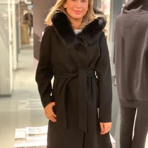 Rock and blue Kappa svart  - Säljer denna kappan då jag köpte för liten storlek. Den är väldigt varm då den är 50%ull, super mysig mjuk fake päls luva(avtagbar). Kappan är aldrig använd så skicket är helt nyttoch har inga fläckar skador osv. Strl 38. Köpt för 3299kr. Jag stårförfrakt