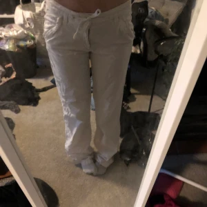 Low waist vita byxor - Säljer dess jätte fina low waist byxorna. Dom påminner rätt mycket om Alobha labels linne byxor. Dom är ganska långa så dom är lite nertrapade på båda benen med det syns inte så mycket. Pris kan diskuteras