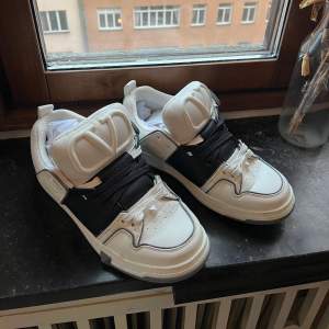 Assnygga Valentino skor i modellen ”Open Skate” Bra skick enda defekter är lite creese. Kontakta mig om ni vill ha flera bilder. 
