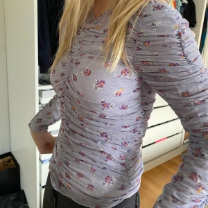 Festlig topp - Fin och söt topp från Zara!! Lila färg med silvriga detaljer