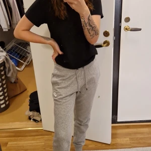 Nike - Gråa nike mjukisbyxor storlek xs