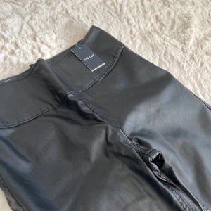”Läder”byxor från Pieces, highwaist oanvända - Fejk läderbyxor i highwaist, storlek L. Oanvända från pieces så mycket bra skick.  Kan mötas upp i Örebro, om de ska skickas står köparen för frakt☁️⭐️