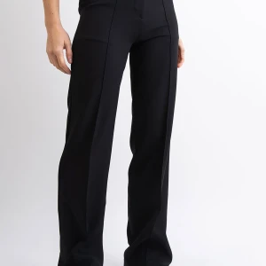 Madlady kostymbyxor med söm - Snygga, sköna och enkla kostymbyxor från madlady med söm/pressveck. Byxorna har fickor, gylf och hämpor som man kan ha ett skärp i. Byxorna är i bra skick och inget slitage. Storlek 36 längd 32. Skicka gärna ett meddelande vid intresse eller frågor☺️