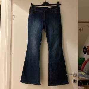 Fina bootcut jeans från Esprit i stretchigt material. Lowwaist. Fickor där bak med knappar. Köpta för ett tag sedan och inte särkilt använda. ⚡️💙