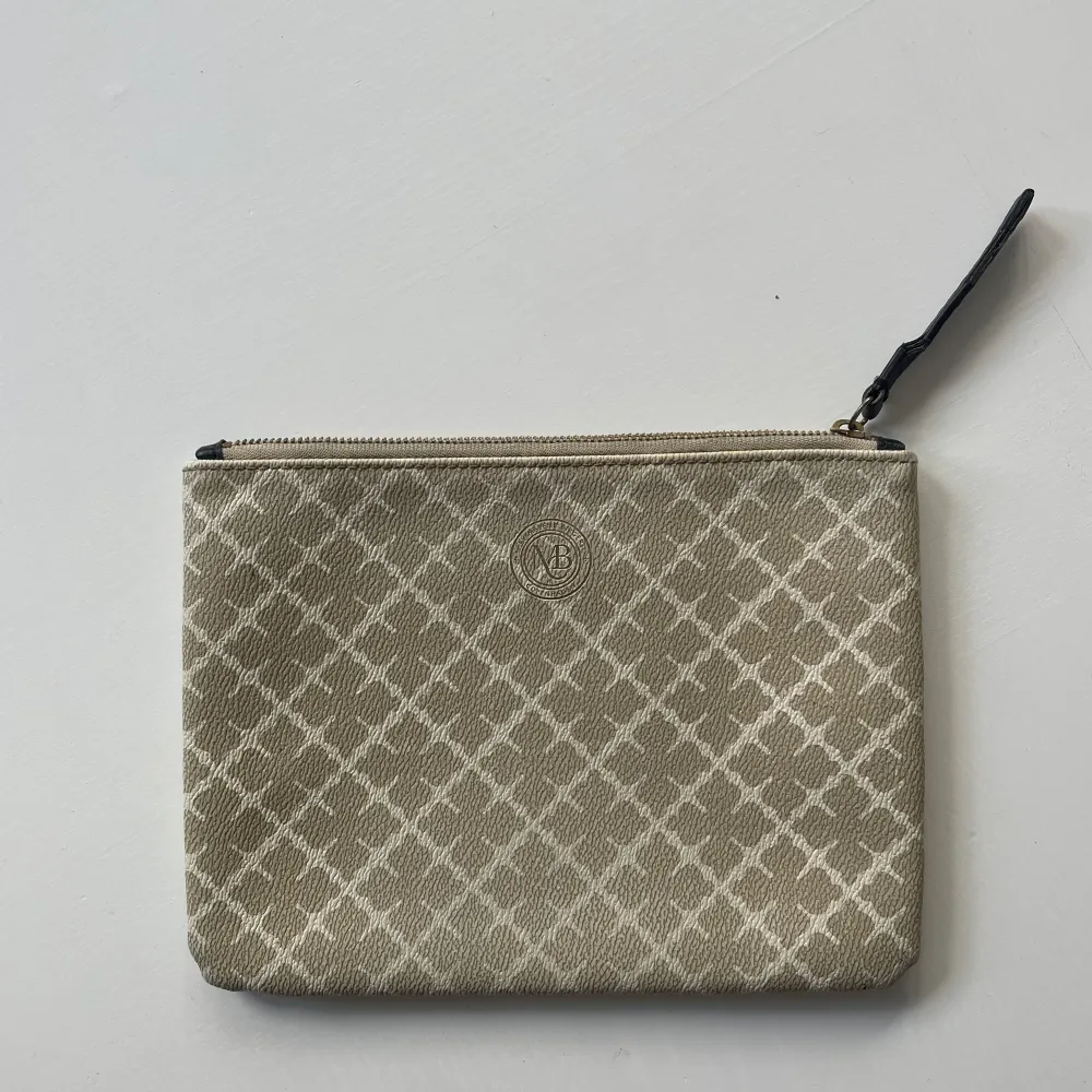 By malene birger clutch i fint skick! . Väskor.